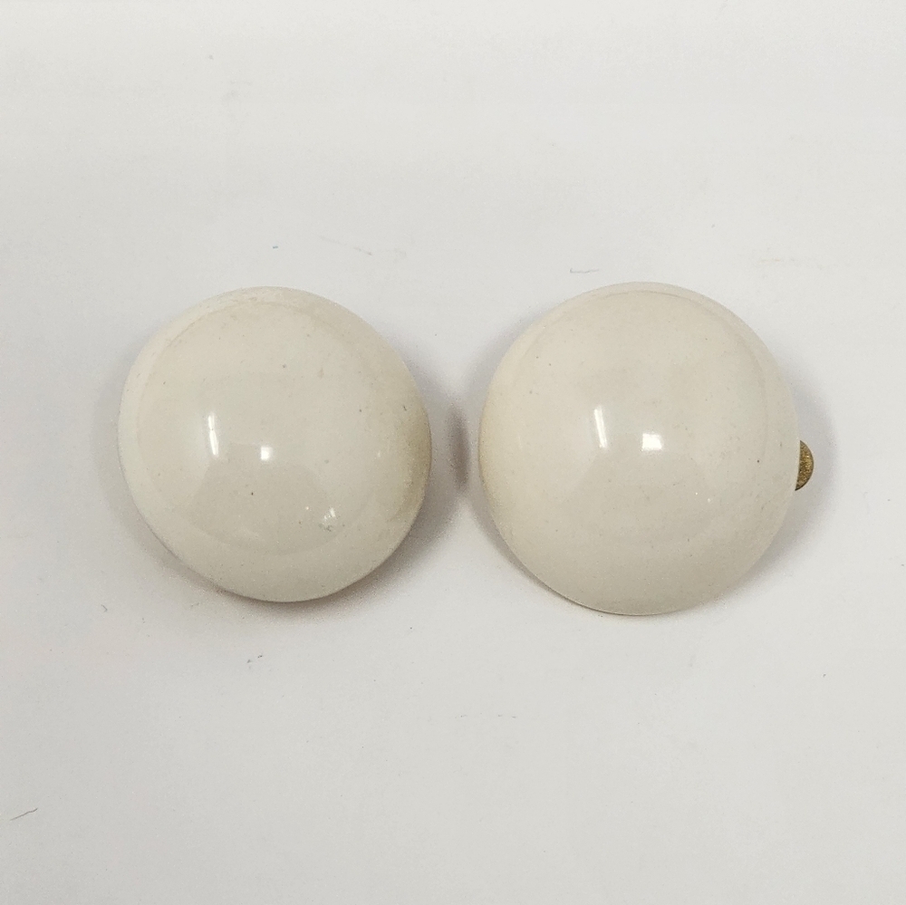 VINTAGE GAY BOYER CLIP-ON CREAM COLOR EARRINGS